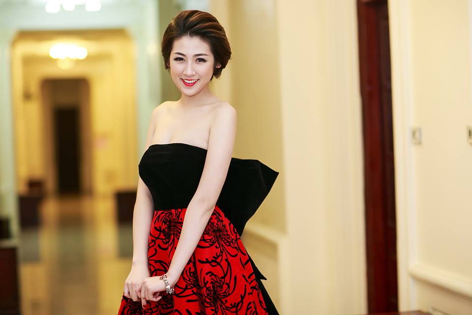 Bộ v&aacute;y qu&acirc;y họa tiết đen - đỏ, t&ocirc;n l&ecirc;n v&oacute;c d&aacute;ng thanh mảnh v&agrave; l&agrave;n da trắng của c&ocirc;. Ảnh T&acirc;n Đ&agrave; Lạt