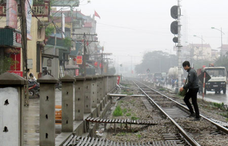 Mặc d&ugrave; đường gom đoạn Phố Ga - Thường T&iacute;n đ&atilde; sắp ho&agrave;n tất nhưng vẫn tiềm ẩn nguy cơ tai nạn từ đường ngang d&acirc;n sinh tự ph&aacute;t v&agrave; cột điện &aacute;n ngữ giữa đường 