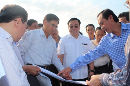 Ph&oacute; Thủ tướng Ch&iacute;nh phủ Ho&agrave;ng Trung Hải nghe Bộ GTVT tr&igrave;nh b&agrave;y dự &aacute;n tại vị tr&iacute; trung t&acirc;m Cảng HKQT Long Th&agrave;nh