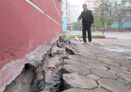 Khu t&aacute;i định cư Đồng T&agrave;u (Thịnh Liệt - Ho&agrave;ng Mai) hiện nay đang bị xuống cấp nghi&ecirc;m trọng 