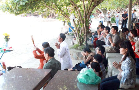 Người nh&agrave; nạn nh&acirc;n thắp hương cầu nguyện