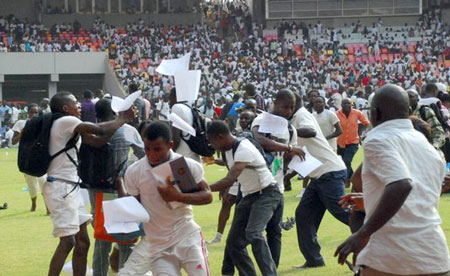 Khung cảnh hỗn loạn trong s&acirc;n vận động tuyển dụng việc l&agrave;m