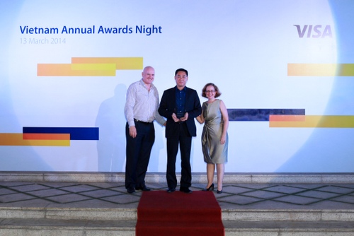 Đại diện Ban gi&aacute;m đốc Trung T&acirc;m Thẻ nhận giải thưởng