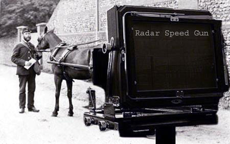 Camera bắn tốc độ với k&iacute;ch thước đồ sộ thời kỳ đầu.