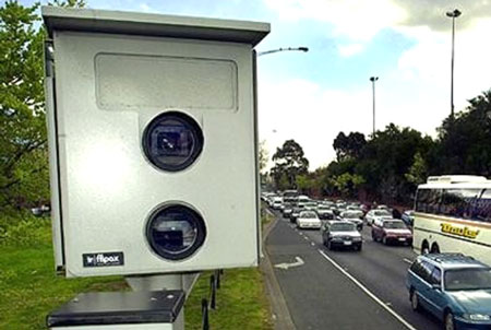 Chiếc hộp kỳ lạ m&agrave;u s&aacute;ng nằm b&ecirc;n vệ đường trong bức ảnh thực chất l&agrave; camera bắn tốc độ cố định.