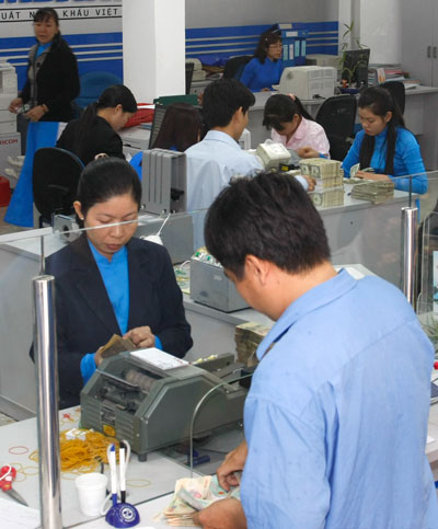 Tr&ecirc;n thực tế nhiều kh&aacute;ch h&agrave;ng vẫn đang phải vay với mức l&atilde;i suất cao hơn mức trần l&atilde;i suất huy động ngắn hạn hiện nay