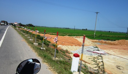 Đến nay c&aacute;c địa phương tr&ecirc;n địa b&agrave;n tỉnh Quảng Ng&atilde;i mới b&agrave;n giao được 41km/81,7km tổng chiều d&agrave;i mặt bằng dự &aacute;n mở rộng QL1