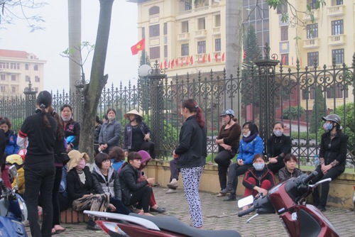 Nhiều tiểu thương tập trung tại trụ sở UBND tỉnh để nắm th&ocirc;ng tin về phương &aacute;n khắc phục v&agrave; hỗ trợ bước đầu