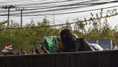 Bức ảnh tay s&uacute;ng bắn tỉa sử dụng t&uacute;i popcorn để che giấu được chụp ng&agrave;y 1/2 