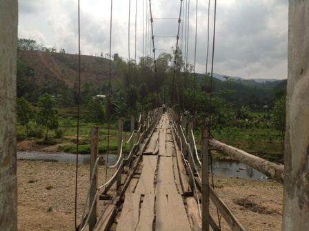 Trong đ&oacute; c&oacute; 63 cầu tạm do người d&acirc;n tự x&acirc;y dựng, kh&ocirc;ng c&oacute; bản vẽ thiết kế v&agrave; đang xuống cấp.