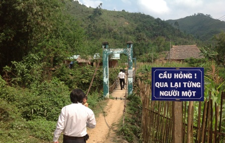 Cầu treo hư hỏng vừa được kiểm tra, lắp đặt biển cảnh b&aacute;o