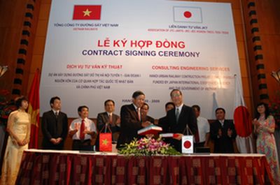 &Ocirc;ng Nguyễn Hữu Bằng - Chủ tịch HĐQT, Tổng gi&aacute;m đốc Tổng c&ocirc;ng ty ĐSVN v&agrave; &ocirc;ng Hirotaka Nozima - đại diện li&ecirc;n danh nh&agrave; thầu tư vấn JKT k&yacute; kết hợp đồng