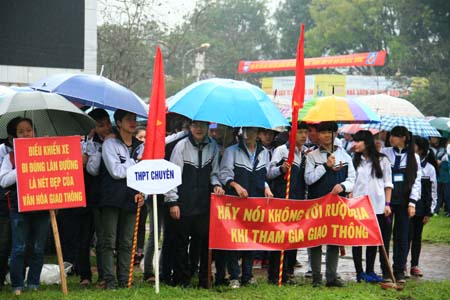 Mặc d&ugrave; trời mưa nhưng rất đ&ocirc;ng đo&agrave;n vi&ecirc;n, thanh ni&ecirc;n đến dự buổi lễ. 