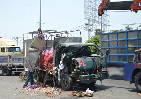 Xe tải chở n&ocirc;ng sản bị n&aacute;t đầu, r&aacute;ch toạc 