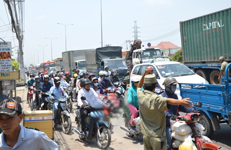 Vụ tai nạn khiến QL 1 bị &ugrave;n xe k&eacute;o d&agrave;i