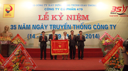 Ban l&atilde;nh đạo C&ocirc;ng ty CP 479 vinh dự nhận Cờ thi đua của Ch&iacute;nh phủ