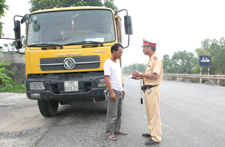 CSGT kiểm tra xe tải tr&ecirc;n QL21