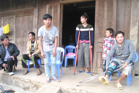  Chang A Nam (thứ ba từ tr&aacute;i sang) bị cắt một b&ecirc;n l&aacute; l&aacute;ch v&agrave; một quả thận