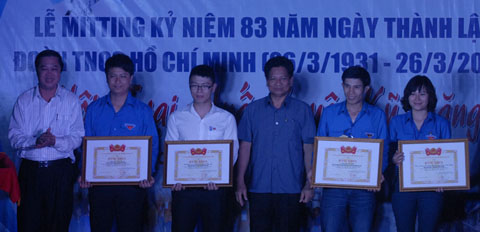 Trao Bằng khen Trung ương Đo&agrave;n cho c&aacute;c tập thể v&agrave; CBĐV xuất sắc năm 2013.