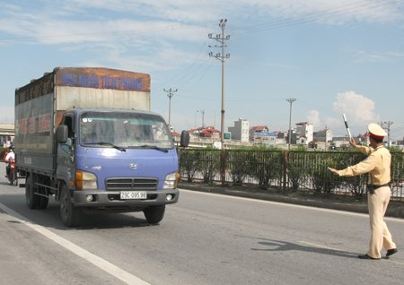 CSGT tăng cường tuần tra, kiểm so&aacute;t tr&ecirc;n c&aacute;c tuyến quốc lộ