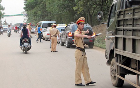 Ph&acirc;n luồng giao th&ocirc;ng nhằm đảm bảo giao th&ocirc;ng th&ocirc;ng suốt trong dịp diễn ra Giỗ Tổ H&ugrave;ng Vương - Lễ hội Đền H&ugrave;ng năm 2014