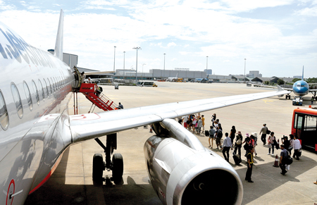 Cảng h&agrave;ng kh&ocirc;ng Quốc tế T&acirc;n Sơn Nhất đ&atilde; qu&aacute; tải n&ecirc;n x&acirc;y dựng cảng h&agrave;ng kh&ocirc;ng Long Th&agrave;nh l&agrave; cần thiết cho đất nước ph&aacute;t triển