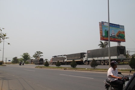 Cả đo&agrave;n xe cũng dừng lại tr&ecirc;n QL1, c&aacute;ch 3km để nghe ng&oacute;ng v&agrave; đợi 
