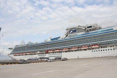 Chiếc du thuyền cao 14 tầng, với h&agrave;ng trăm ph&ograve;ng sang trọng