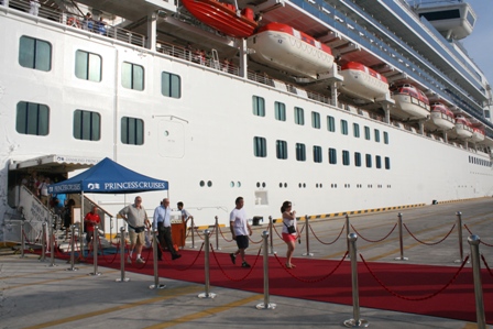 H&agrave;nh kh&aacute;ch tr&ecirc;n du thuyền tỏ ra rất vui khi cập cảng C&aacute;i M&eacute;p v&agrave; tham quan c&aacute;c điểm du lịch ở Việt Nam