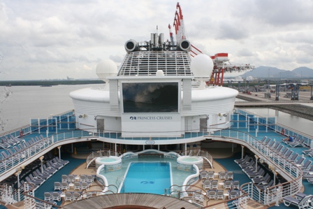 Hồ bơi, bar, m&agrave;n h&igrave;nh chiếu phim ở tầng tr&ecirc;n c&ugrave;ng của du thuyền