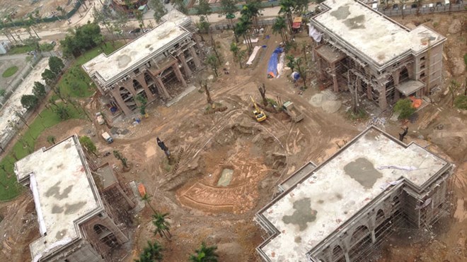 Đất c&acirc;y xanh c&ocirc;ng vi&ecirc;n bị băm n&aacute;t. ảnh: TP