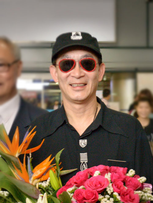  Lục Tiểu Linh Đồng v&ocirc; c&ugrave;ng niềm nở khi biết m&igrave;nh được ch&agrave;o đ&oacute;ng nồng hậu ở Việt Nam.