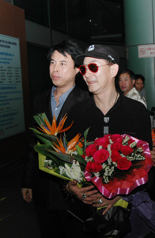 Anh th&acirc;n thiện chụp ảnh c&ugrave;ng với mọi người.