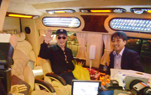  Sau đ&oacute;, &ocirc;ng sẽ giao lưu chiều ng&agrave;y 6/4 tại Hội chợ Du lịch Quốc tế Việt Nam với cựu Đại sứ Du lịch L&yacute; Nh&atilde; Kỳ v&agrave; c&aacute;c ứng cử vi&ecirc;n Đại sứ Du lịch Việt Nam 2014 như: Diễn vi&ecirc;n điện ảnh Lan Phương, giảng vi&ecirc;n Anh ngữ Đỗ Hồng Thuận v&agrave; Hoa hậu ASEAN L&ecirc; Diệu H&acirc;n, người đẹp du lịch Huỳnh Thị Ngọc H&acirc;n&hellip;