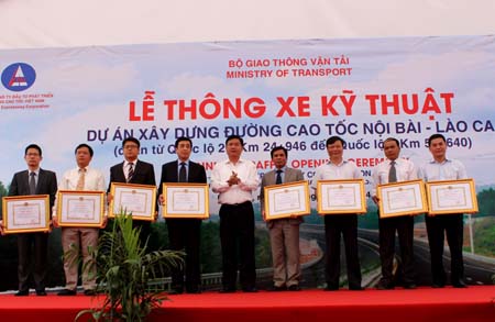 Bộ trưởng Đinh La Thăng tặng bằng khen cho c&aacute;c đơn vị thi c&ocirc;ng.