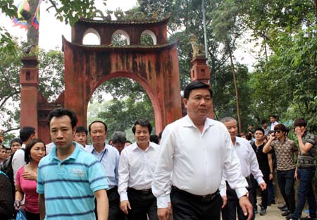 ... trong d&ograve;ng người tấp nập đổ về đất Tổ.