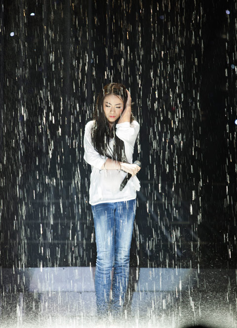 Mi-A cũng đ&atilde; c&oacute; một sự tiến bộ r&otilde; rệt trong đ&ecirc;m liveshow thứ 2 khi h&oacute;a th&acirc;n th&agrave;nh Ng&ocirc; Thanh V&acirc;n với b&agrave;i h&aacute;t: C&oacute; khi n&agrave;o em buồn.