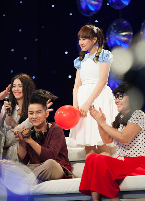 C&ocirc; ca sĩ xinh đẹp Vy Oanh trở lại s&acirc;n khấu Gương mặt th&acirc;n quen với b&agrave;i h&aacute;t Luz Clarita với sự h&oacute;a th&acirc;n th&agrave;nh Daniela Lujan. Ảnh:BTC