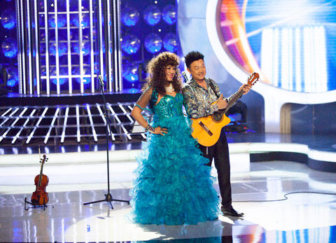 Diễn vi&ecirc;n Ch&iacute; T&agrave;i cũng h&agrave;o hứng chia sẻ: &ldquo;Đ&acirc;y lần đầu ti&ecirc;n đứng chung s&acirc;n khấu biểu diễn với Thanh Bạch v&agrave; tham dự chương tr&igrave;nh Gương mặt th&acirc;n quen. Cảm x&uacute;c rất vui, l&agrave; lạ khi phải diễn một tiết mục giả trang của người bạn c&ugrave;ng h&aacute;t. T&ocirc;i phải c&ocirc;ng nhận rằng rất nể phục Thanh Bạch v&igrave; m&agrave;n h&oacute;a th&acirc;n qu&aacute; l&agrave; nhập t&acirc;m của anh. Chắc chắn l&agrave; sự quyến rũ từ phong c&aacute;ch biểu diễn v&agrave; giọng h&aacute;t trong tiết mục n&agrave;y sẽ khiến kh&aacute;n giả cả nước h&agrave;i l&ograve;ng lắm đ&acirc;y&rdquo;.