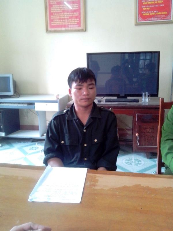 CSCĐ rởm Qu&aacute;ch Văn Đức được người d&acirc;n bắt dẫn giải về đồn C&ocirc;ng an