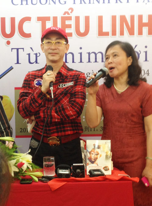 Lục Tiểu Linh Đồng b&ecirc;n dịch giả Ngọc &Aacute;nh