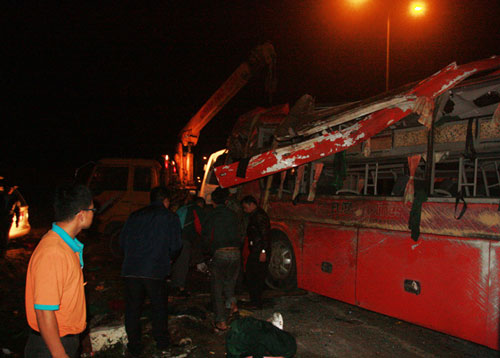 Vụ lật xe kh&aacute;ch giường nằm Phương Trang khuya 7.4 khiến 13 người bị thương