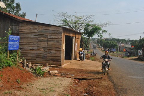 Một ng&ocirc;i nh&agrave; tỉnh lộ 4 lấn chiếm h&agrave;nh lang an to&agrave;n đường bộ