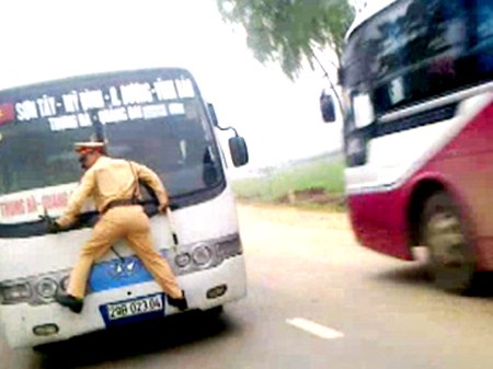 Đ&atilde; c&oacute; nhiều vụ l&aacute;i xe cố t&igrave;nh đ&acirc;m CSGT rồi bỏ chạy. Ảnh minh họa