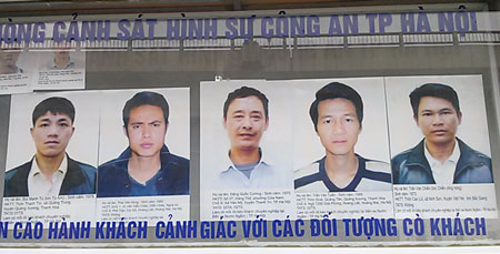 Đối tượng c&ograve; mồi bị d&aacute;n ảnh th&ocirc;ng b&aacute;o tại bến xe Gi&aacute;p B&aacute;t