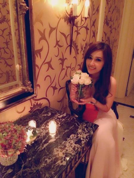 Mai Phương Th&uacute;y diện chiếc v&aacute;y gợi cảm, khoe phần vai thon thả của m&igrave;nh c&ugrave;ng phần trang điểm được chuẩn bị kỹ c&agrave;ng.