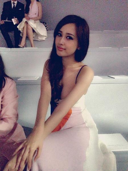 Điều đặc biệt nhất trong chuyến đi c&ocirc;ng t&aacute;c n&agrave;y của c&ocirc; ch&iacute;nh l&agrave; được tr&ocirc;ng thấy Chương Tử Di, ng&ocirc;i sao điện ảnh nổi tiếng thế giới. 