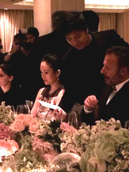 Mai Phương Th&uacute;y cũng cho biết th&ecirc;m, vị tr&iacute; ngồi của c&ocirc; trong b&agrave;n tiệc được sắp xếp đối diện với hướng của người đẹp Chương Tử Di.