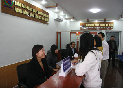 Đang c&oacute; nhiều quan điểm kh&aacute;c nhau về quy định tuổi c&ocirc;ng chứng vi&ecirc;n