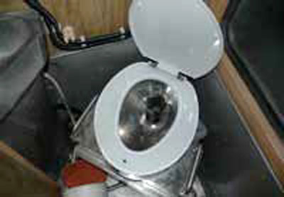 Thiết bị vệ sinh tự hoại tr&ecirc;n t&agrave;u hỏa